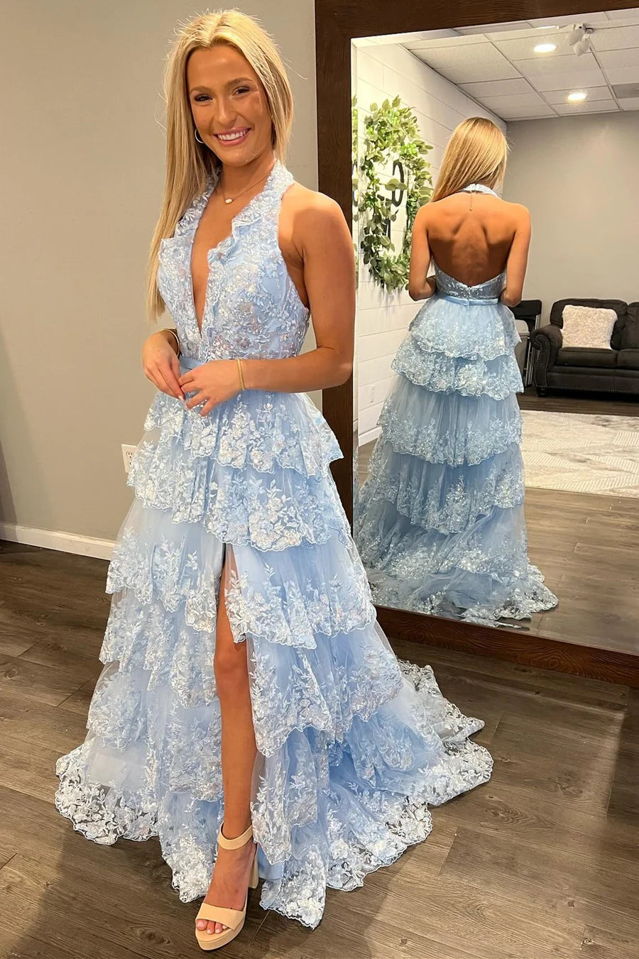 Vestido de fiesta largo de tul con volantes, apliques y escote en V profundo, sin espalda y abertura con halter